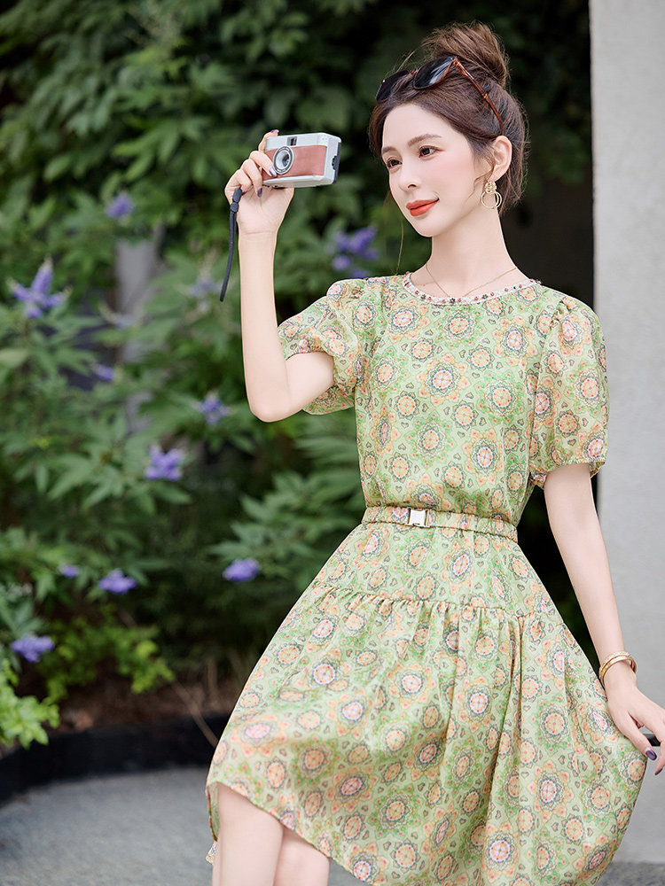 绿色碎花连衣裙女新款时尚清新甜美减龄绝美收腰中长款短袖A字裙,女装连衣裙,众宇琦