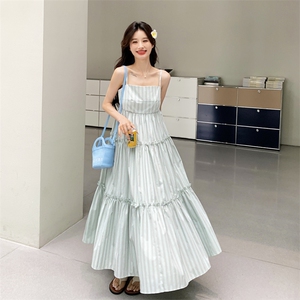 条纹吊带连衣裙女2025夏季新款法式气质温柔风高腰显瘦海边度假裙图片