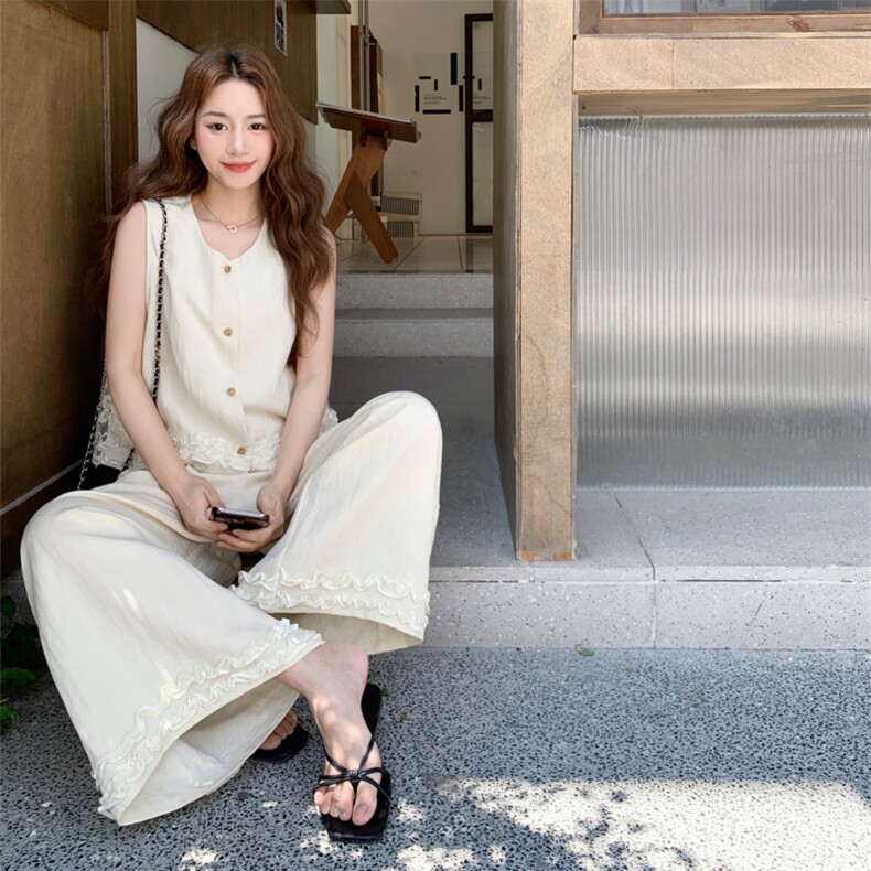 米白色法式蕾丝木耳边松弛感背心套装女夏季新款显瘦阔腿裤两件套,女装套装/套裙,2C126