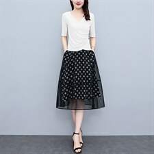 上白下波点裙