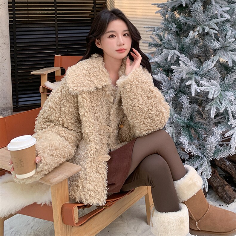现货主推款牛角扣皮毛一体外套2C087-902P230K319图片
