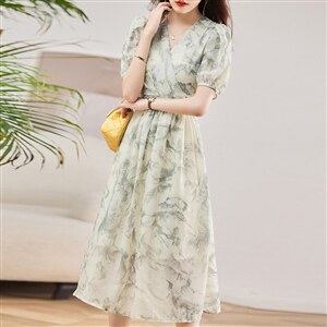 2025春夏新款V领印花连衣裙女气质优雅中长款减龄显瘦淑女A字裙子，女装连衣裙，魅丽静蓝