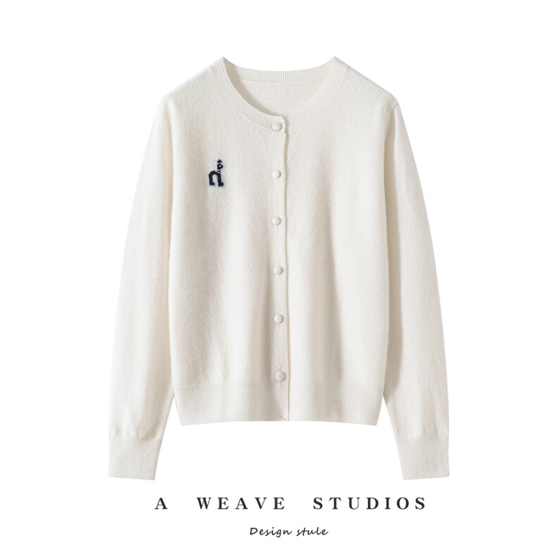 2025年秋季新款百搭小羊驼刺绣圆领开衫，女装针织衫/毛衣，戎魅羊绒