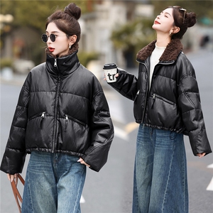2025蛋白pu皮羽绒服女短款冬季新款免洗羊羔毛领小个子白鸭绒外套图片