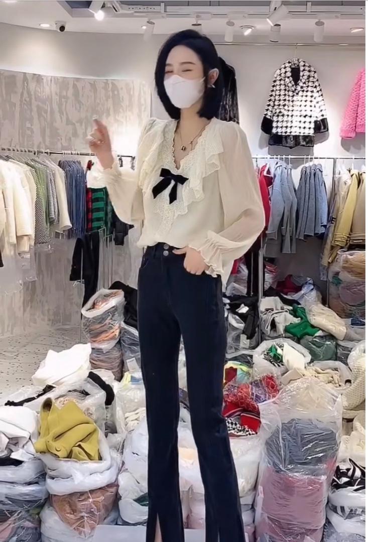气质款配黑色蝴蝶结花边V领小衫,女装其它,L·H·X