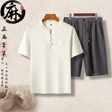 白色上衣＋深灰短裤