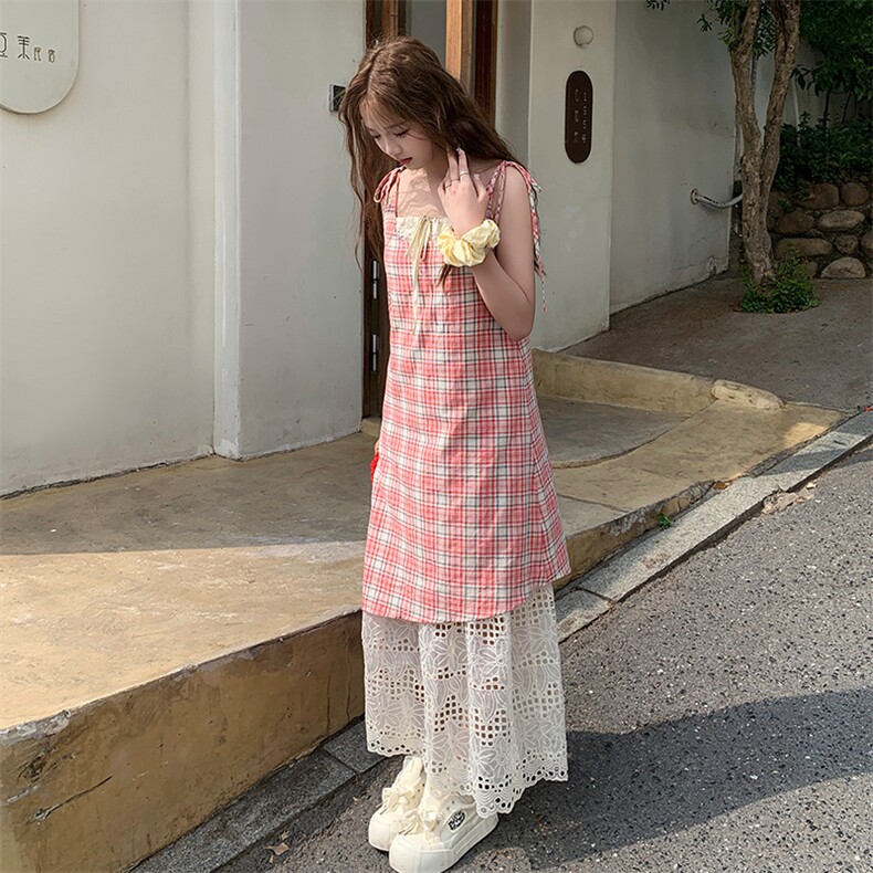 森系田园风红色格纹连衣裙女2025夏季新款超火蕾丝拼接漂亮吊带裙图片