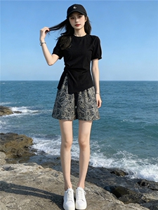 高级感时尚潮流套装女夏新款显瘦圆领开叉上衣阔腿提花短裤两件套图片