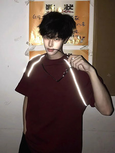 抖音得物二开240克宽松纯棉美式高街夜光反光工艺辑线短袖T恤图片