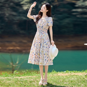 赫本风碎花连衣裙女夏2026新款法式设计感显瘦气质女神范过膝长裙图片