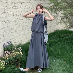 休闲深灰色挂脖吊带半身裙套装女夏2025新款小个子两件套独特漂亮图片