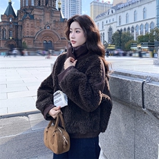 2025冬装新款深棕色皮毛一体拼接外套2B082-2243-p260k390，女装短外套，2B082