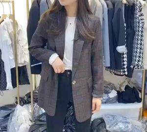 春款西服卫衣大量上市。图片