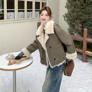 军绿色短款羊羔毛棉服女冬季双排扣毛绒翻领工装保暖棉衣皮毛一体图片