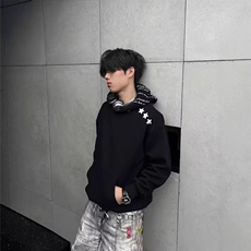 黑色