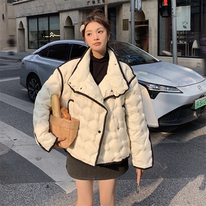 白色独特超好看小香风羽绒服女2025冬季新款高端洋气条纹白鸭绒服图片