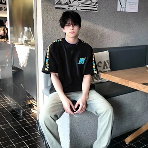 彩色字母刺绣短袖t恤男夏季美式情侣潮牌半截袖户外运动透气体恤图片