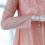 时尚优雅女装防晒衣轻薄透气粉色蕾丝设计展现女性魅力，女装防晒衣，凯瑟曼