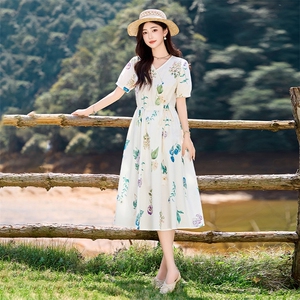 温柔米色碎花连衣裙女2026夏季新款收腰显瘦V领气质纯棉短袖裙子图片