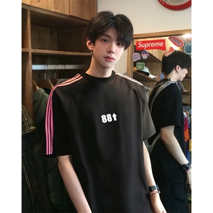 抖音得物品质二开240克宽松纯棉美式潮牌印花三条杠中性风短袖T恤图片