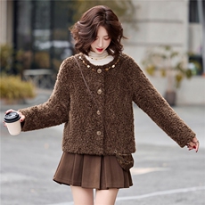 2025年秋冬新款圆领串珠羊羔毛带小挎包皮毛一体外套，女装羊羔毛/颗粒绒，鑫鑫美