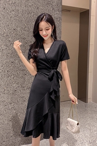 黑色连衣裙女2021新款冬季v领显瘦赫本风小黑裙气质裙子图片