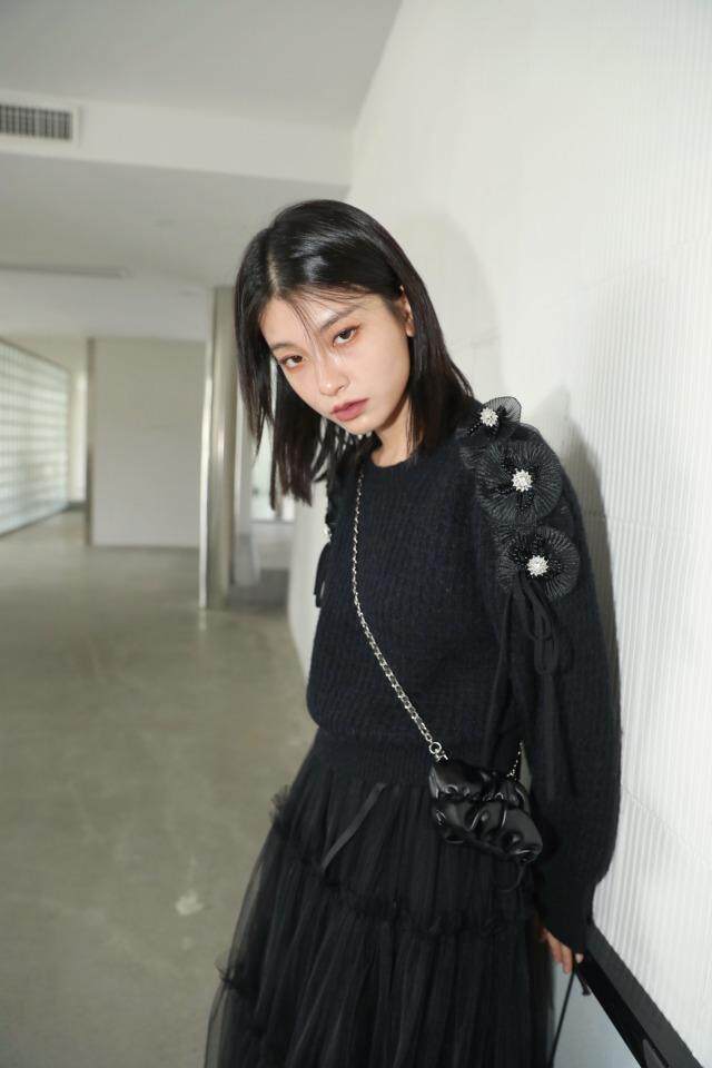 我们总是把握在很是招摇却又闻不到俗味儿的那种尺度，其它，GN