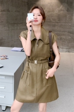 甜酷风减龄军绿色连衣裙女2025年夏季新款韩系收腰短款工装衬衫裙，女装连衣裙，浙宝220A