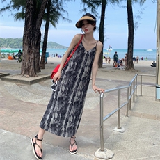 轻熟风复古扎染印花辣味吊带长裙女夏新款法式茶歇度假森系连衣裙，女装连衣裙，2C030