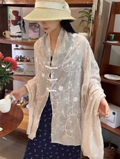 民族风白色刺绣花卉盘扣防晒披肩女夏季百搭薄款旅游拍照外搭开衫，披肩，湘姗