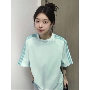 抖音得物品质二开240克宽松纯棉美式潮牌印花三条杠中性风短袖T恤,51旅游穿衣搭配图片