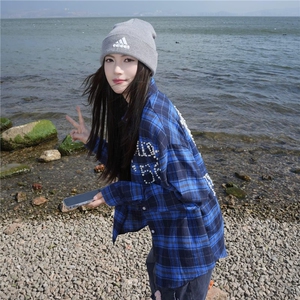 美式复古珍珠字母格子长袖衬衫女春夏新款设计感痞帅休闲情侣外套图片