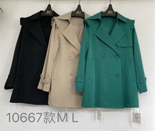 在天气状况飘忽不定的春天，一件风衣随意穿脱，遮风挡雨。，女装风衣，蓝衣可