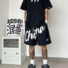 黑色