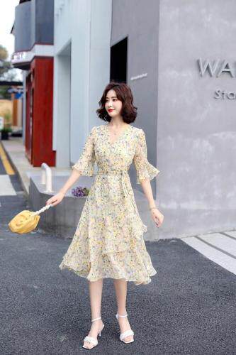 夏季新款。韩版碎花雪纺连衣裙，女装连衣裙，时尚靓女孩