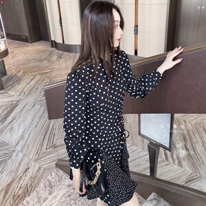 2021春装新款简约时尚优雅拼接裙摆连衣裙图片