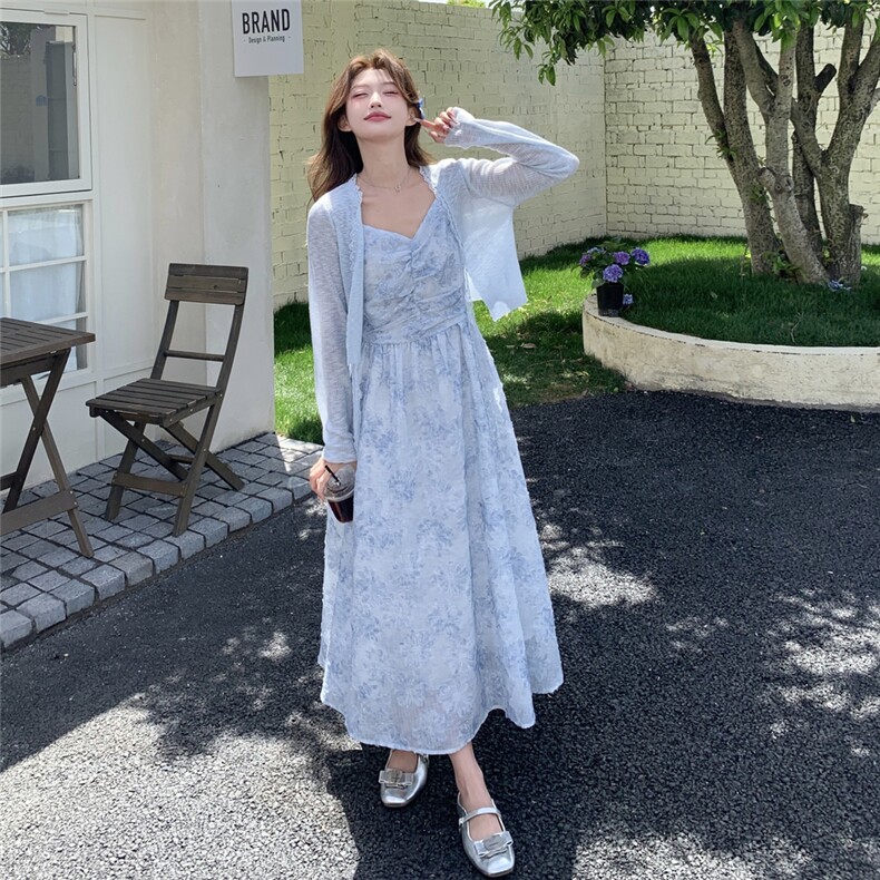 蓝色超好看碎花吊带连衣裙套装女夏季气质减龄显瘦开衫长裙两件套图片
