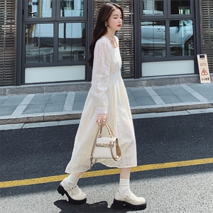 早秋长袖连衣裙女2025新款方领气质女神范温柔风米白色刺绣初恋裙图片