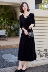 高端金丝绒v领花朵装饰连衣裙女2024秋新款气质时尚修身显瘦裙子，女装连衣裙，众宇琦