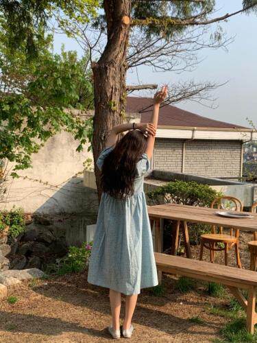 韩系小翻领设计碎花连衣裙，出游拍照哦，女装连衣裙，SPARKS OF FIRE