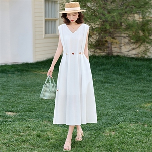 2025夏新款高级感时尚超好看女神气质V领收腰法式度假风连衣裙女图片