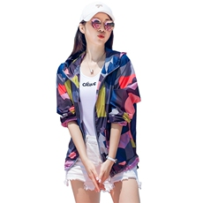 2022年夏季宽松型薄款长袖连帽拉链抽象图案防晒服外套，女装防晒衣，依倍林