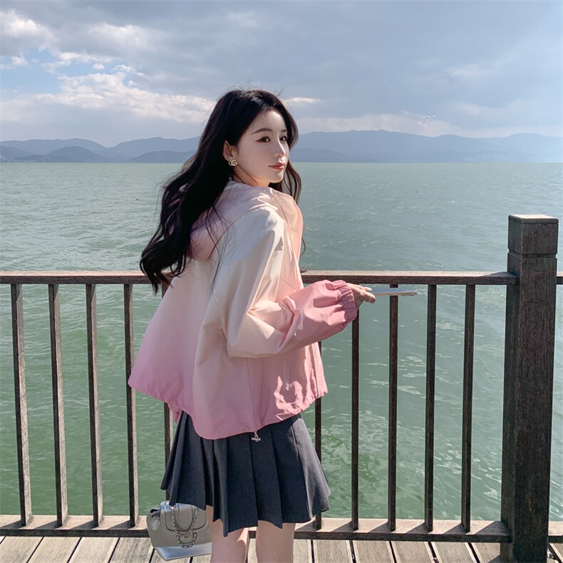 粉色渐变设计感工装冲锋衣女春季2025新款小个子休闲复古短款外套，女装短外套，多米2-075