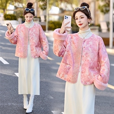 2025年潮冬季真狐狸毛重工刺绣钉珠短款新中式羽绒服新款，女装羽绒服，伊仟回