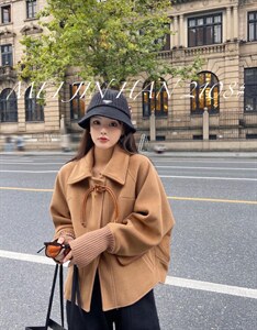 美巾涵5121 牛角扣呢料短款外套图片