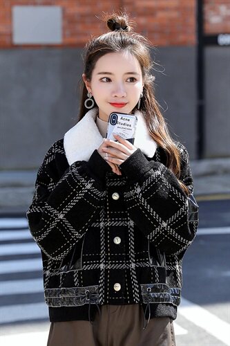 重工格纹毛呢短款外套女2025春秋新款仿羊羔毛翻领PU皮拼接呢子外套图片