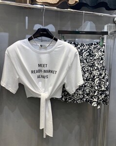 夏季少不了一条碎花裙和一件有设计感的T图片