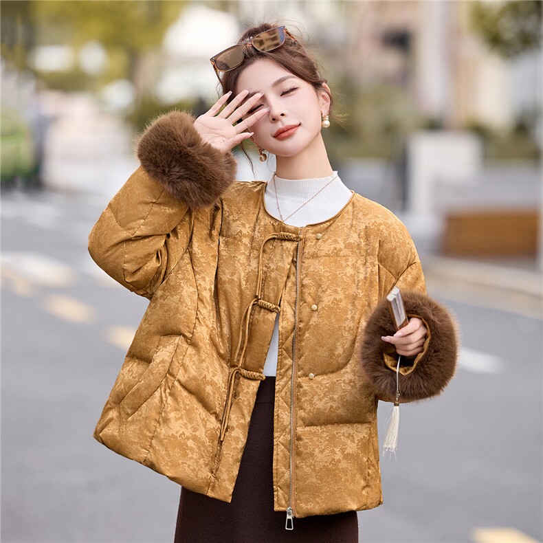 新中式g风提花羽绒服女仿真狐狸毛冬季新款时尚90白鸭绒短款外套,女装羽绒服,姿衣坊