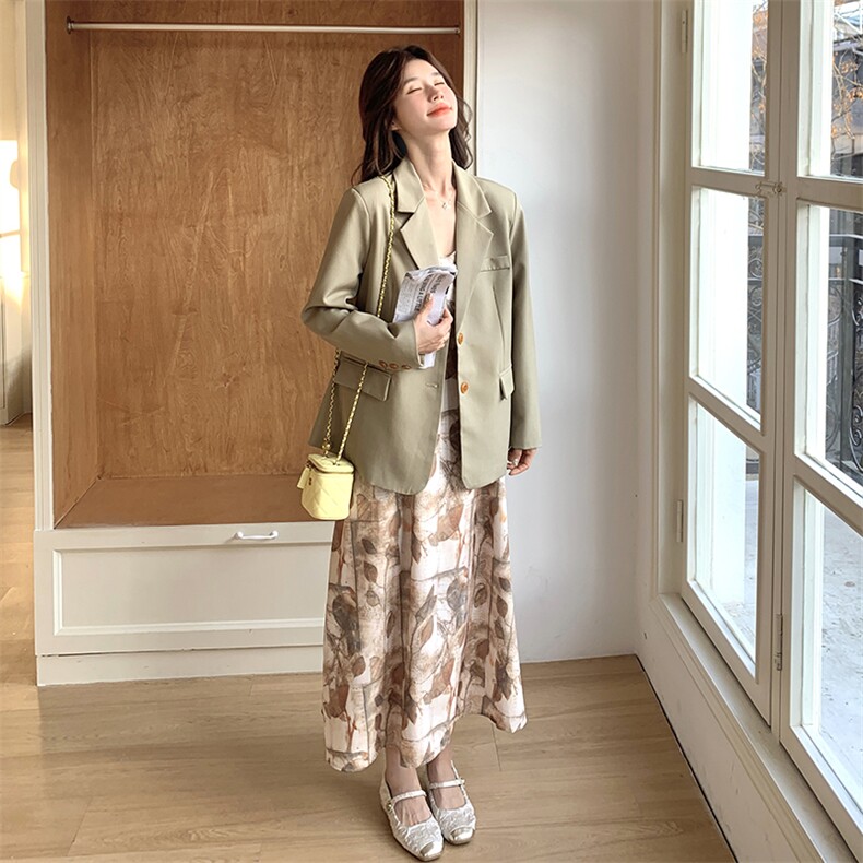 韩剧女主穿搭套装女春秋2025新款西装外套配吊带碎花连衣裙两件套图片