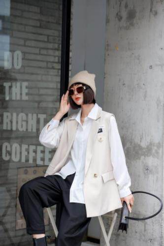 新款后背开衩马甲，女装马夹，C&B